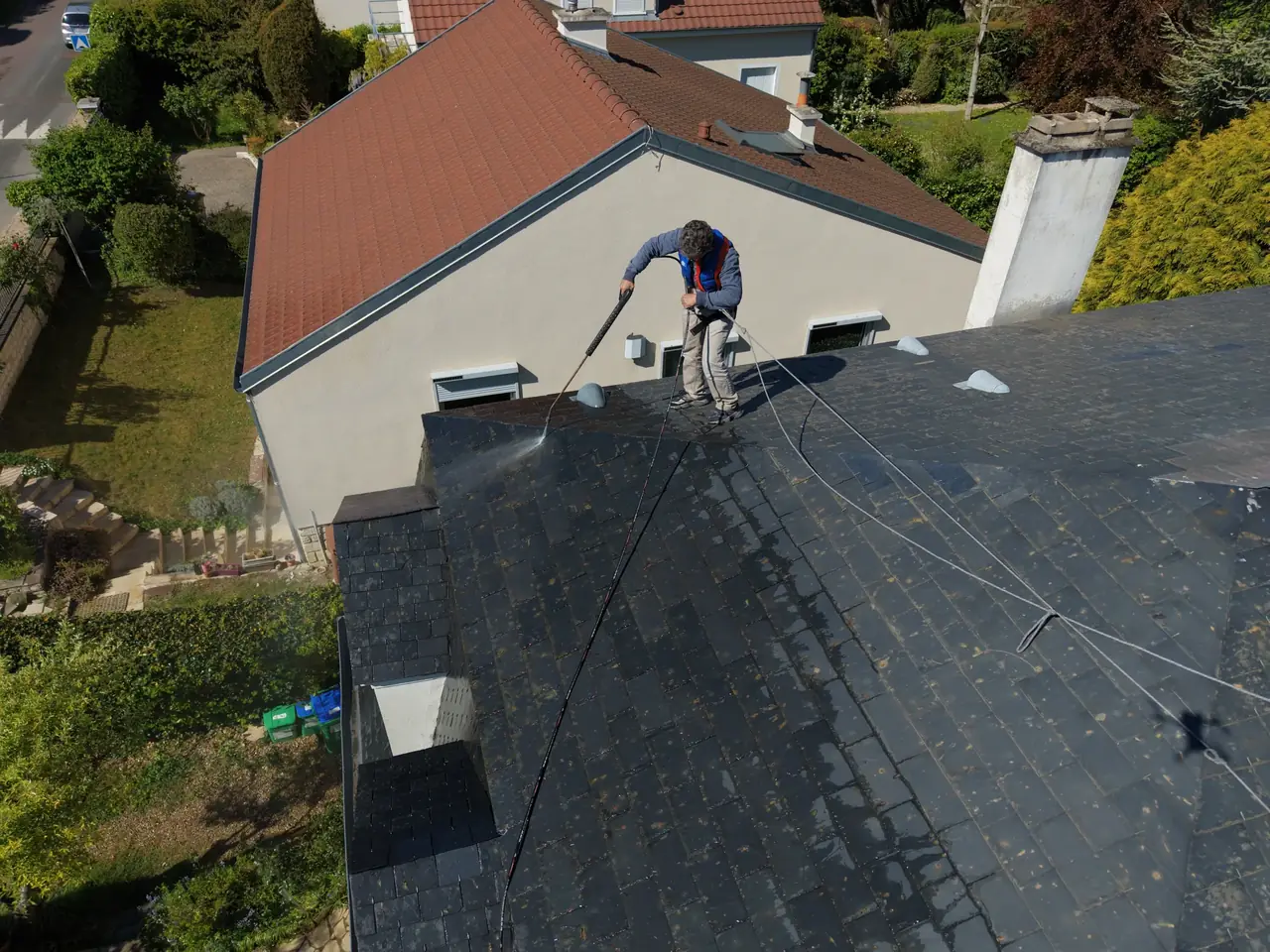 Démoussage de toiture dans les Yvelines par MS Couverture